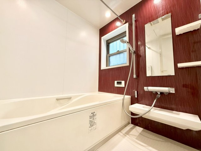 板橋区前野町6丁目　中古戸建の浴室|追い焚き機能付きのため、帰りが遅くなった日にも温かい湯船に浸かって疲れを癒すことができます。

現地ご見学希望・資料請求などお気軽にお問い合わせ下さい！
03-5990-5201