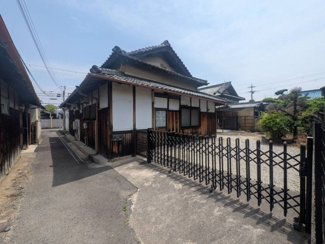 和泉市黒鳥町戸建（平屋）6DK（はなれ含む）の前面道路含む現地写真