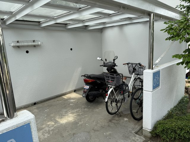 コンフォール学園緑が丘第2　弐七号棟の駐車場