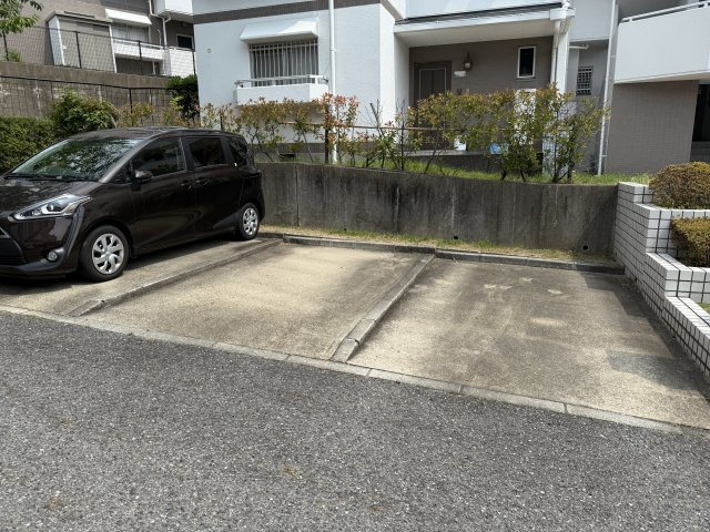 コンフォール学園緑が丘第2　弐七号棟の駐車場