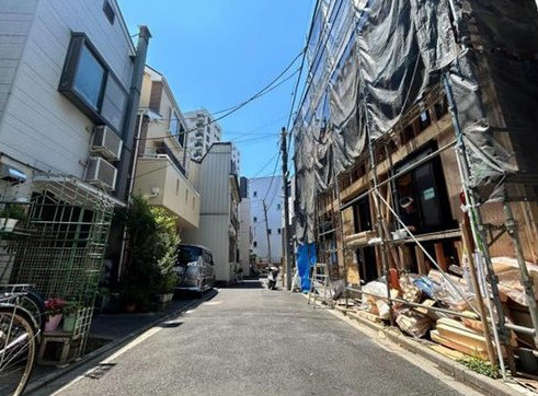 台東区根岸３丁目の新築戸建の前面道路含む現地写真