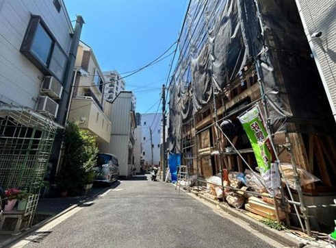 台東区根岸３丁目の新築戸建の前面道路含む現地写真