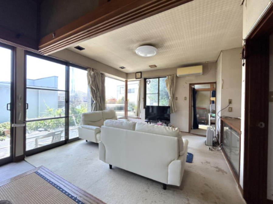 日立市滑川本町1丁目　中古戸建の居間・リビング|お子様が元気に遊べる広々としたリビングです。