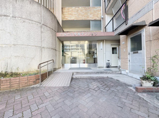 【エントランス】 | お客様を、そして住人を出迎えてくれるマンションのエントランス。ゴミが落ちていないことからも、管理状態の良さや住民の節度の高さが見て取れます。～即日のご見学可能～　お問合せはお気軽にどうぞ。