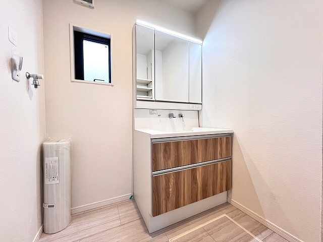 【独立洗面台】 | 練馬区谷原6丁目　新築一戸建住宅（成増店） | 三面鏡付洗面化粧台採用し、床下収納のある洗面室
