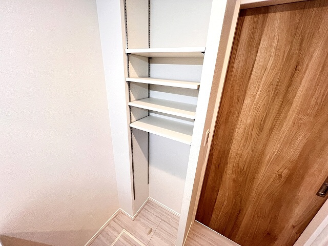 【収納】 | 練馬区谷原6丁目　新築一戸建住宅（成増店） | 洗剤から水まわり用品、タオルなどがすっきり収まるリネン収納
