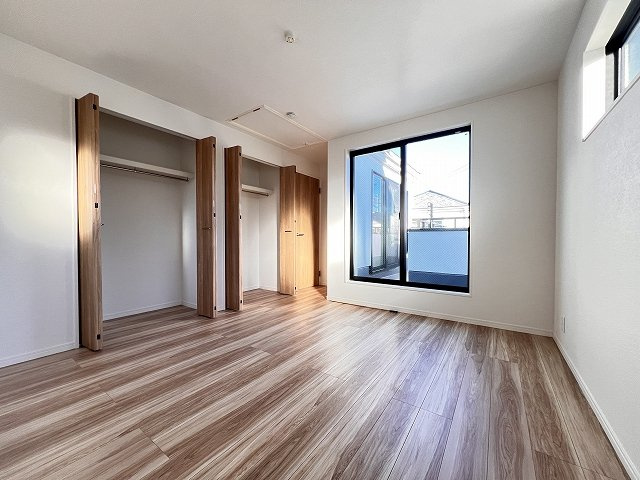 【洋室】 | 練馬区谷原6丁目　新築一戸建住宅（成増店） | 7.8帖の洋室。2ヶ所のクローゼットと小屋裏収納。