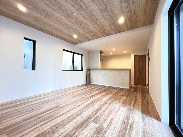 【居間・リビング】 | 練馬区谷原6丁目　新築一戸建住宅（成増店） | 三方に開口部がある為、明るい日差しが差し込んでいます。