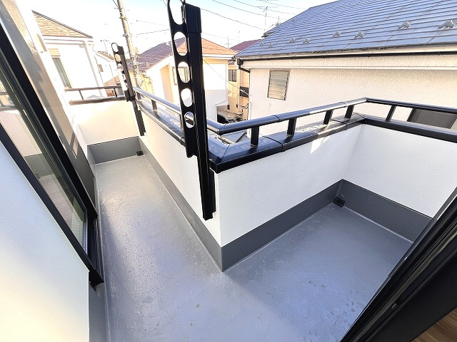 【バルコニー】 | 練馬区谷原6丁目　新築一戸建住宅（成増店） | 2ヶ所からの動線があるバルコニー。お洗濯もはかどりそう☆
