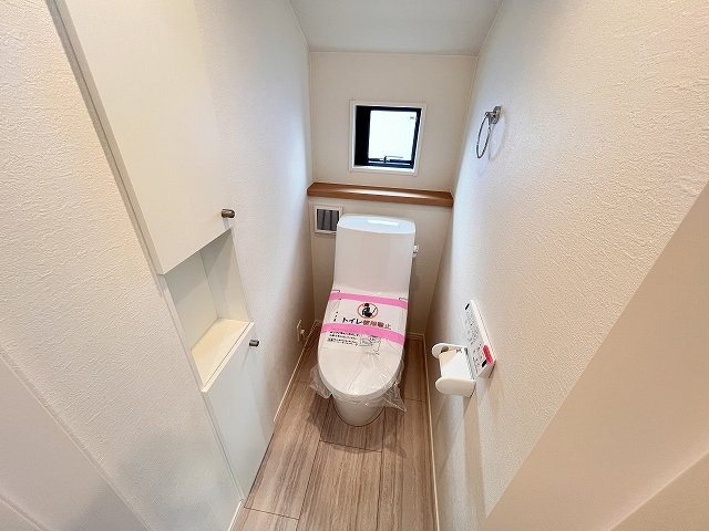 【トイレ】 | 練馬区谷原6丁目　新築一戸建住宅（成増店） | 1階、2階それぞれにあるため、忙しい朝の時間帯のトイレ競争も安心です。
