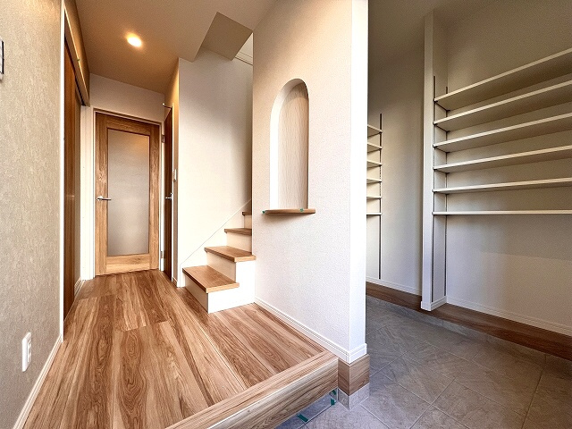【玄関】 | 練馬区谷原6丁目　新築一戸建住宅（成増店） | ベビーカーやアウトドア用品などがスッキリと収まる大型SIC(土間収納)

