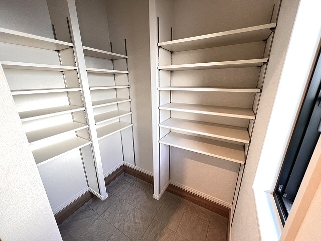 【玄関】 | 練馬区谷原6丁目　新築一戸建住宅（成増店） | 可動棚を採用しているため、収納物にあわせて調整や外したりすることが可能です。