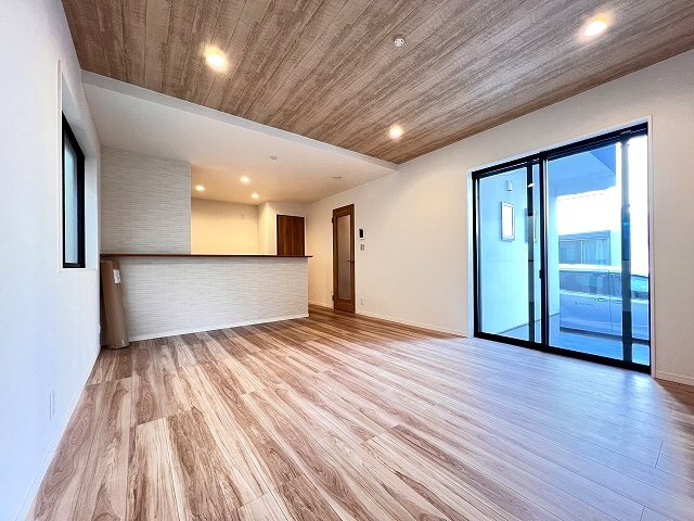 【居間・リビング】 | 練馬区谷原6丁目　新築一戸建住宅（成増店） | フローリングと天井のアクセントクロスが際立つモダンなリビング