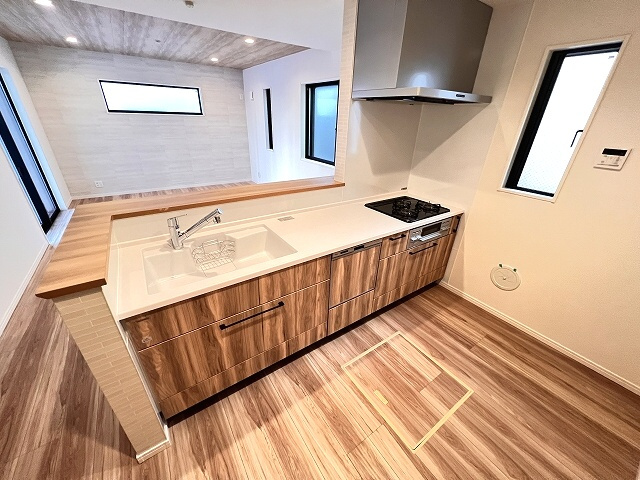 【キッチン】 | 練馬区谷原6丁目　新築一戸建住宅（成増店） | 人気の対面式キッチン採用。リビングのお子様の様子を確認しやすいので安心。
