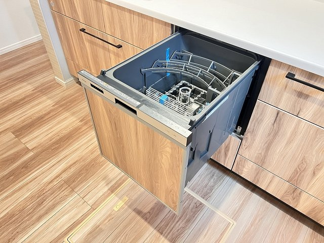 【キッチン】 | 練馬区谷原6丁目　新築一戸建住宅（成増店） | 食器洗乾燥機標準装備。食後の片づけがはかどり、夫婦の時間を作ってくれます。
