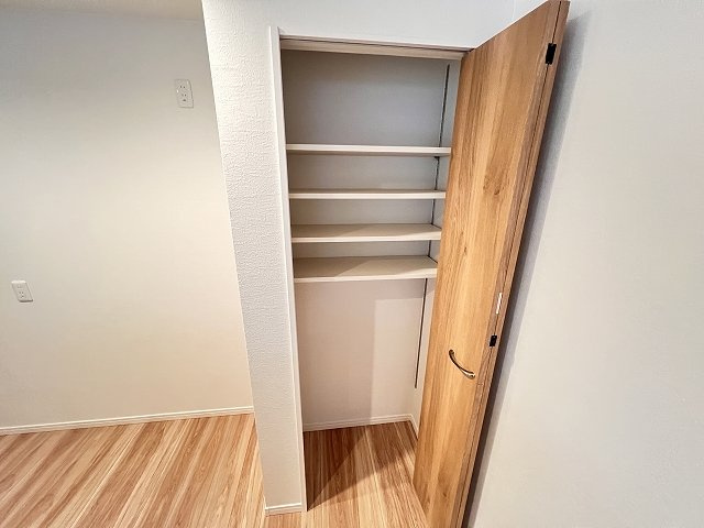 【収納】 | 練馬区谷原6丁目　新築一戸建住宅（成増店） | キッチンには可動棚4枚を採用した日用品のストックまでたっぷり収納できるパントリー
