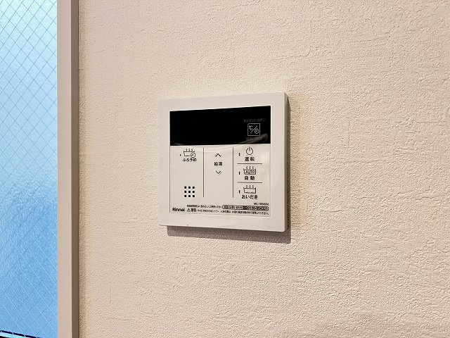 【その他】 | 練馬区谷原6丁目　新築一戸建住宅（成増店） | キッチン脇にある浴室用リモコン