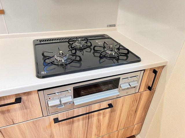 【キッチン】 | 練馬区谷原6丁目　新築一戸建住宅（成増店） | ３口タイプのガスコンロ