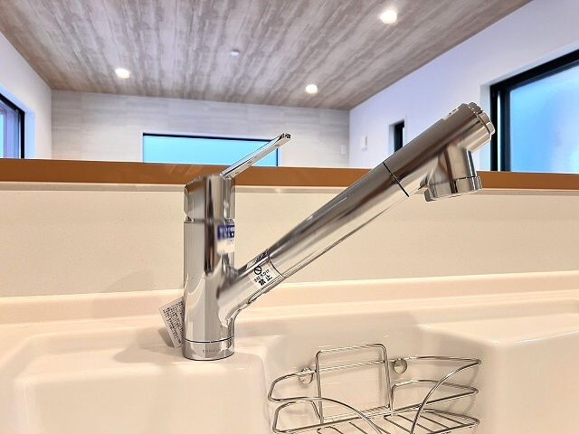 【キッチン】 | 練馬区谷原6丁目　新築一戸建住宅（成増店） | 浄水器内蔵（カートリッジ式）水栓採用。
