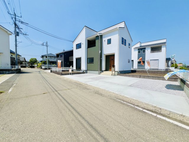 吉岡大久保の前面道路含む現地写真|閑静な住宅地で駐車も楽々♪