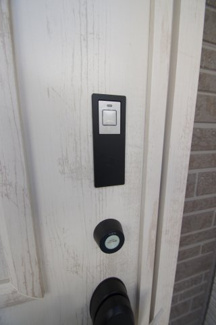 【防犯設備】 | 【仲介手数料無料！！】府中市白糸台1丁目　新築戸建て（全1棟）4990万円 | 玄関扉はカードキー対応