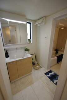 【脱衣所】 | 【仲介手数料無料！！】府中市白糸台1丁目　新築戸建て（全1棟）4990万円 | 洗面所