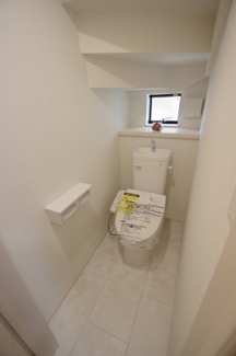 【トイレ】 | 【仲介手数料無料！！】府中市白糸台1丁目　新築戸建て（全1棟）4990万円 | 1階トイレ