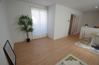 【居間・リビング】 | 【仲介手数料無料！！】府中市白糸台1丁目　新築戸建て（全1棟）4990万円