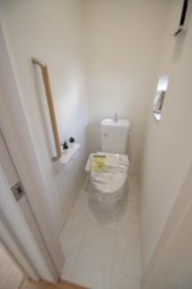 【トイレ】 | 【仲介手数料無料！！】府中市白糸台1丁目　新築戸建て（全1棟）4990万円 | 2階トイレ