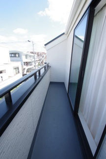 【バルコニー】 | 【仲介手数料無料！！】府中市白糸台1丁目　新築戸建て（全1棟）4990万円