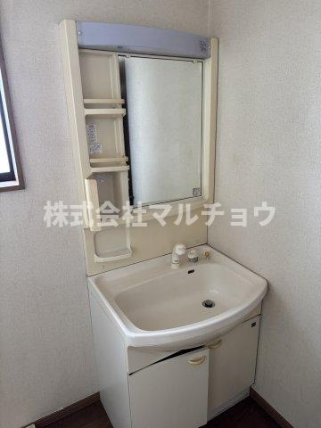 下三栖店舗付住宅の洗面所|脱衣スペースもあります