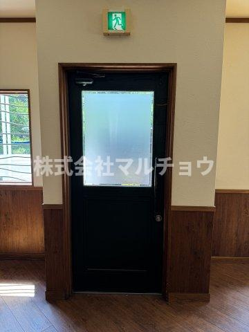 下三栖店舗付住宅の玄関