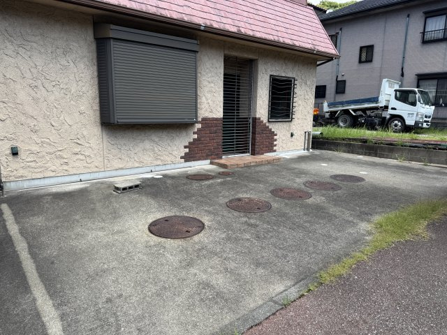 下三栖店舗付住宅の駐車場|駐車スペースもあります