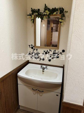 下三栖店舗付住宅の洗面所|広い洗面スペース