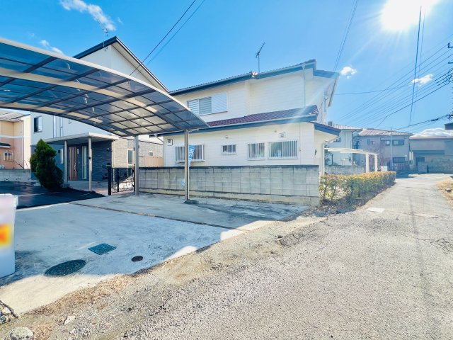 高崎市下豊岡町の前面道路含む現地写真|カーポート付きで並列2台駐車可能♪車の通りも少なく駐車も楽々♪
