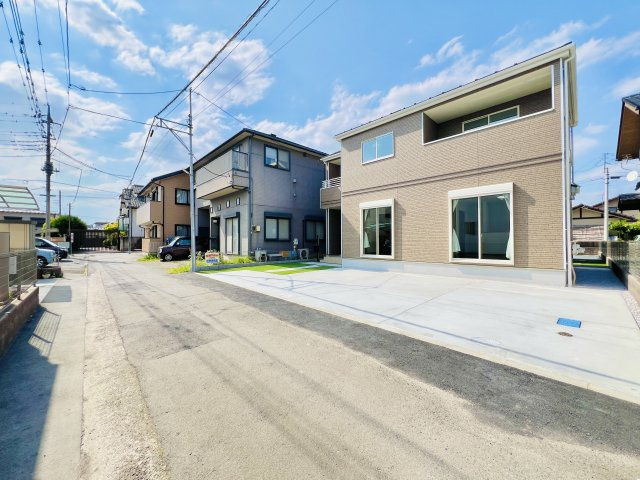 高崎市並榎町の前面道路含む現地写真|間口も広く駐車も安心♪