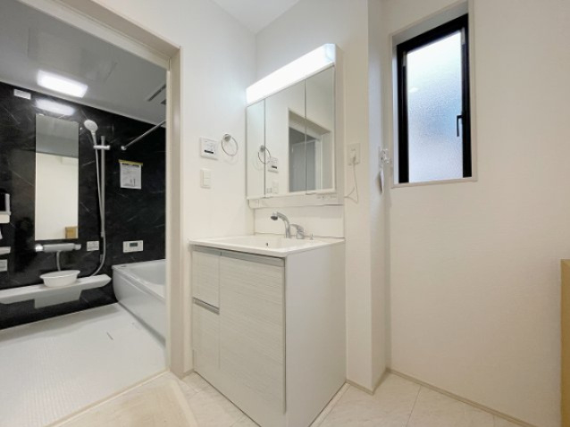 新築戸建・建売　福島市泉字仲田　GRAFARE　全2棟の独立洗面台|三面鏡独立洗面台には収納も備えているので備品など収納できます！