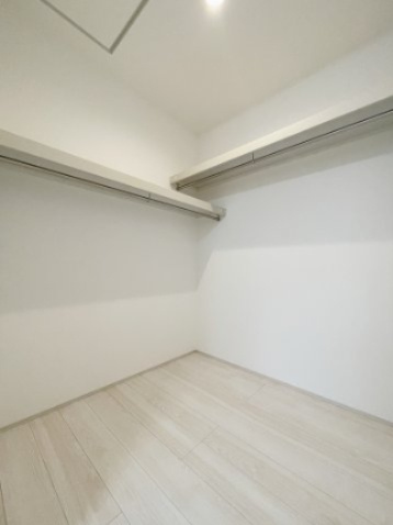 新築戸建・建売　福島市泉字仲田　GRAFARE　全2棟の収納|ハンガーパイプ付きのWIC。キャリーケースなど大きい荷物の収納も安心！