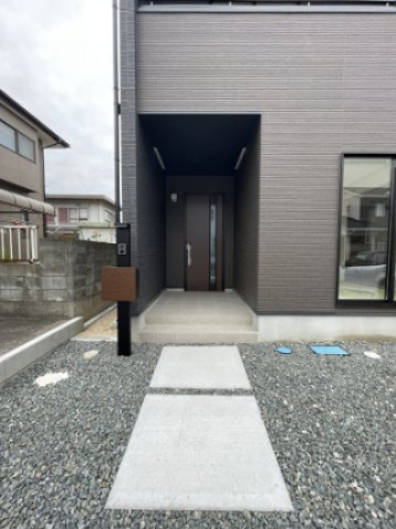 新築戸建・建売　福島市泉字仲田　GRAFARE　全2棟の玄関|奥行きがあるので雨が降っても開閉に心配ありません！