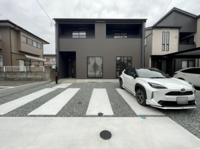新築戸建・建売　福島市泉字仲田　GRAFARE　全2棟の駐車場|前面道路幅員6.8ｍ＋広々としたスペースで運転が苦手な方も安心して駐車できます！