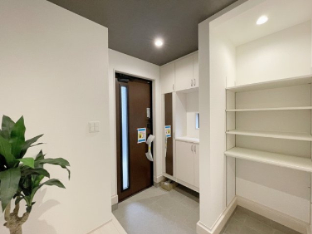 新築戸建・建売　福島市泉字仲田　GRAFARE　全2棟の玄関|SICや全身鏡付き玄関収納など、収納スペースたっぷりの玄関！