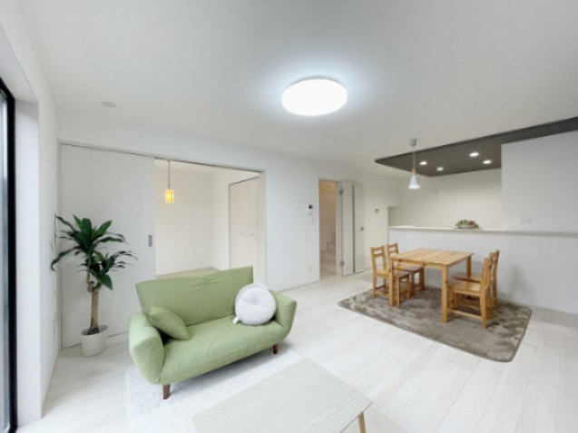 新築戸建・建売　福島市泉字仲田　GRAFARE　全2棟の居間・リビング|南向きのLDK♪白を基調としているのでさらに明るさを感じられます。