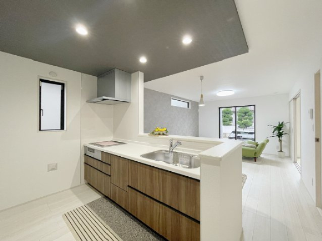 新築戸建・建売　福島市泉字仲田　GRAFARE　全2棟のキッチン|対面キッチン付きの広いリビングは来客や小さなお子様がリビングにいても会話をしながら料理ができます！