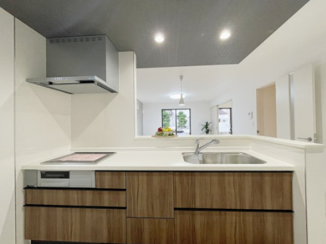 新築戸建・建売　福島市泉字仲田　GRAFARE　全2棟のキッチン|IHクッキングヒーターなので火を使わず、安全にお子様とのお料理を楽しめますね♪