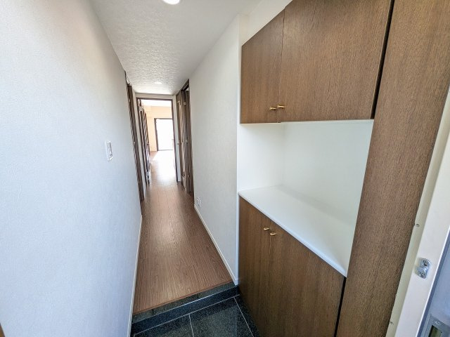 センチュリーめじろ台の玄関|～大容量収納可能なコの字型シューズボックス～