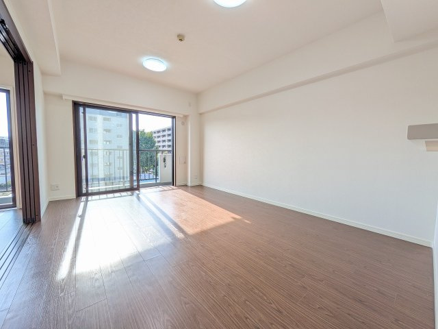 センチュリーめじろ台の居間・リビング|～13.5帖の明るいLDKで、家族団欒の時間をお過ごしいただけます～