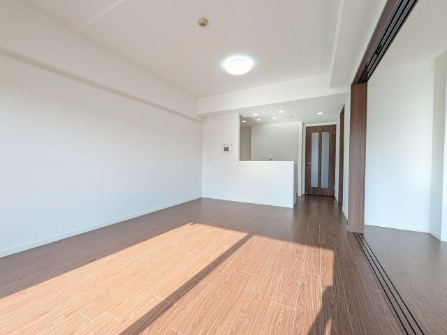 センチュリーめじろ台の内装|～13.5帖の明るいLDKで、家族団欒の時間をお過ごしいただけます～