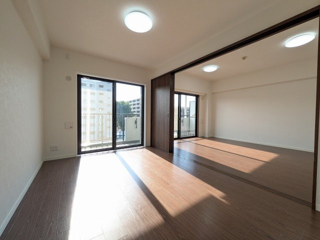 センチュリーめじろ台の子供部屋|～リビングに隣接している6.0帖の洋室です～