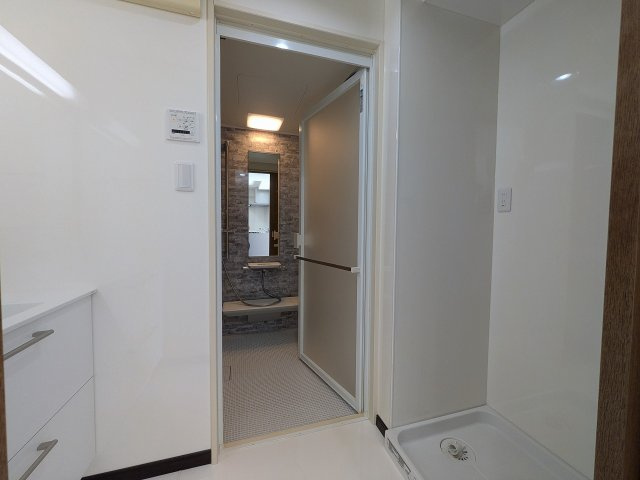 センチュリーめじろ台の脱衣所|～脱衣所の壁はパネル仕様のため、お手入れもしやすいです～