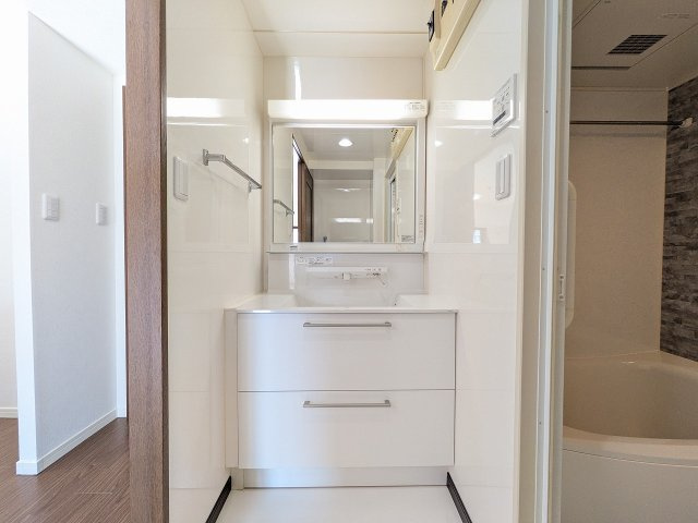 センチュリーめじろ台の独立洗面台|～３面鏡付きの独立洗面台　細々している物をスッキリ収納出来ます～